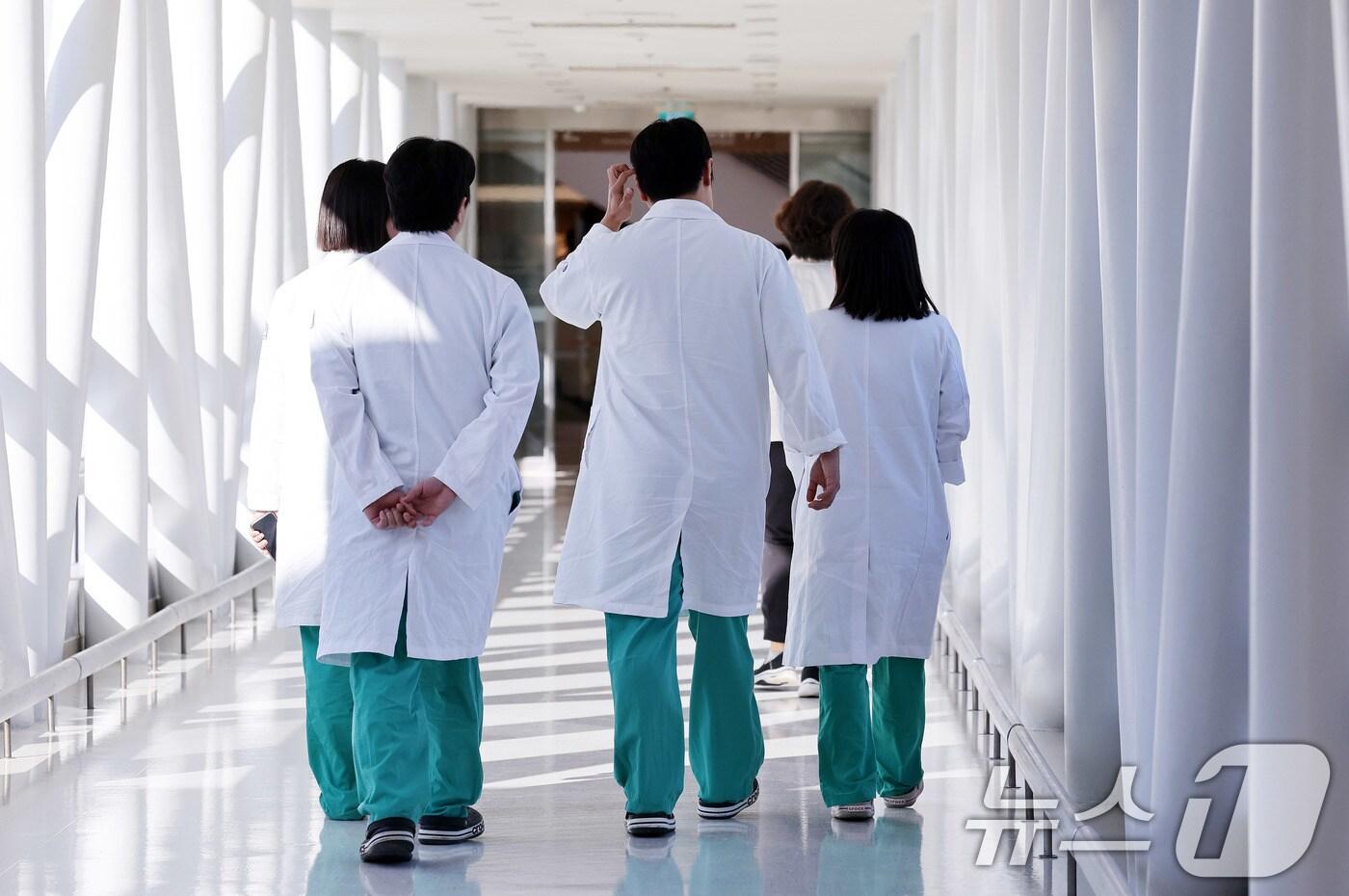 내년 3월부터 수련을 시작할 전공의 모집을 하루 앞둔 3일 서울의 한 대학병원에서 의료진이 분주하게 움직이고 있다. 2024.12.3/뉴스1 ⓒ News1 박지혜 기자