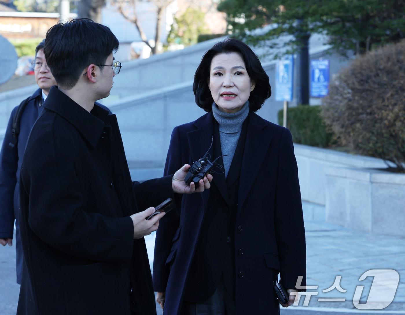 본문 이미지 - 이진숙 방송통신위원장이 3일 오후 서울 종로구 헌법재판소 대심판정에서 열린 탄핵심판청구 사건에 대한 2회 변론에 출석하며 취재진의 질문을 받고 있다. 2024.12.3/뉴스1 ⓒ News1 송원영 기자