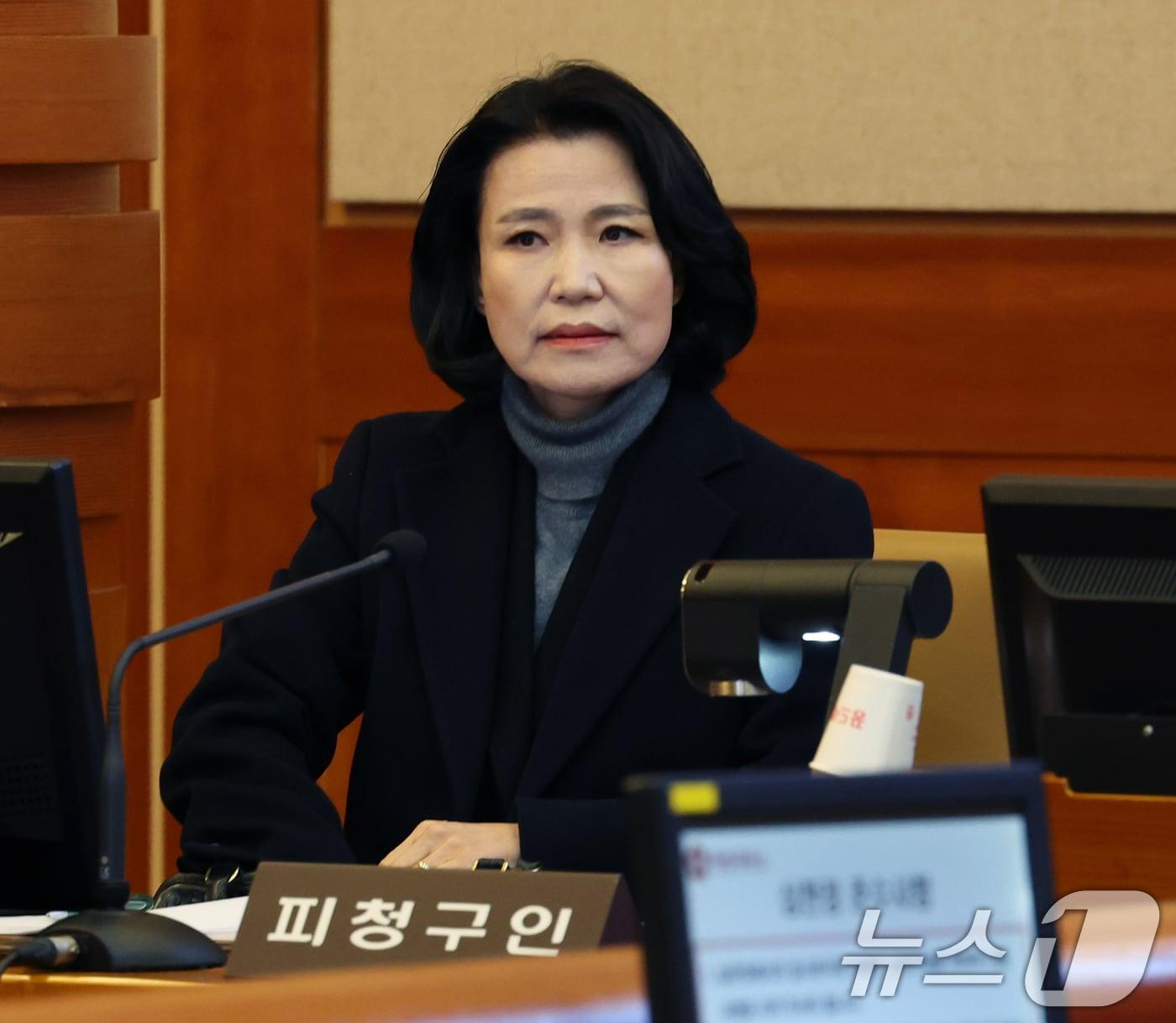 본문 이미지 - 이진숙 방송통신위원장이 3 오후 서울 종로구 헌법재판소 대심판정에서 열린 탄핵심판청구 사건에 대한 2회 변론에 출석해 자리에 앉아 있다. 2024.12.3/뉴스1 ⓒ News1 송원영 기자