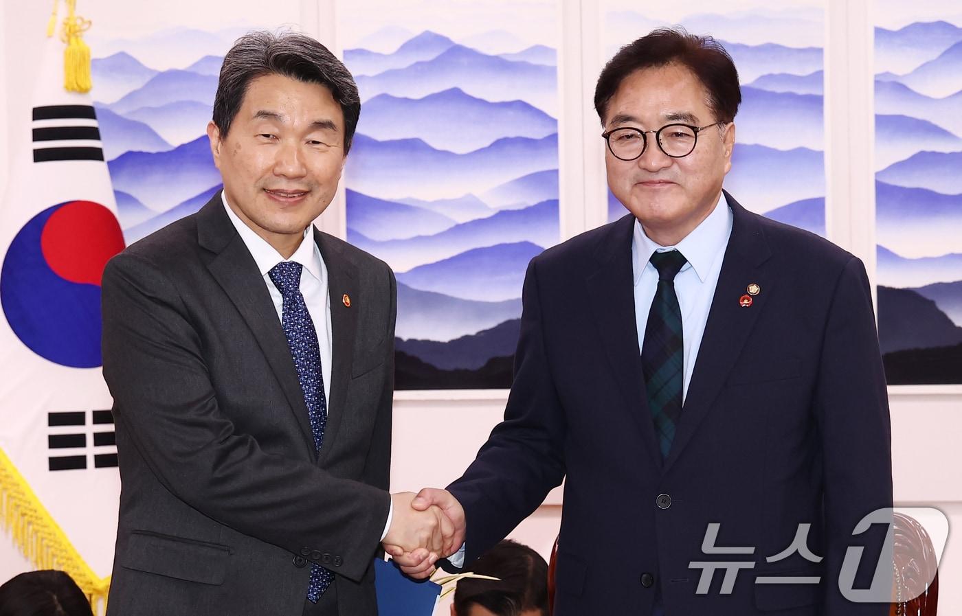 본문 이미지 - 우원식 국회의장이 3일 오후 서울 여의도 국회의장실에서 이주호 사회부총리 겸 교육부 장관을 접견하고 있다. 2024.12.3/뉴스1 ⓒ News1 김민지 기자