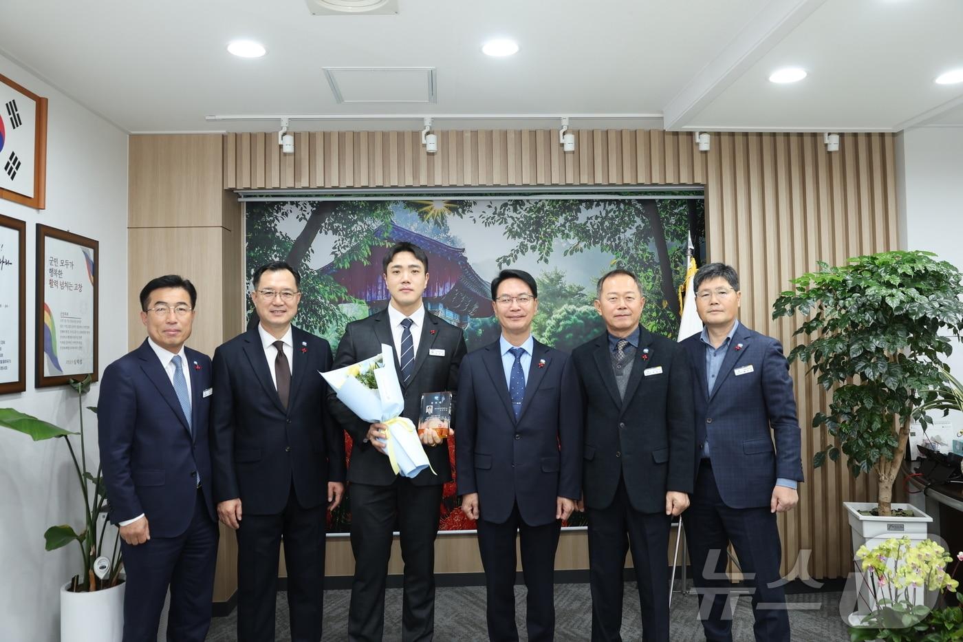 본문 이미지 - 고창군이 3일 ‘제7대 일일 명예 청년군수’로 김진수(왼쪽 세번째) 씨를 위촉했다.(고창군 제공)2024.12.3/뉴스1