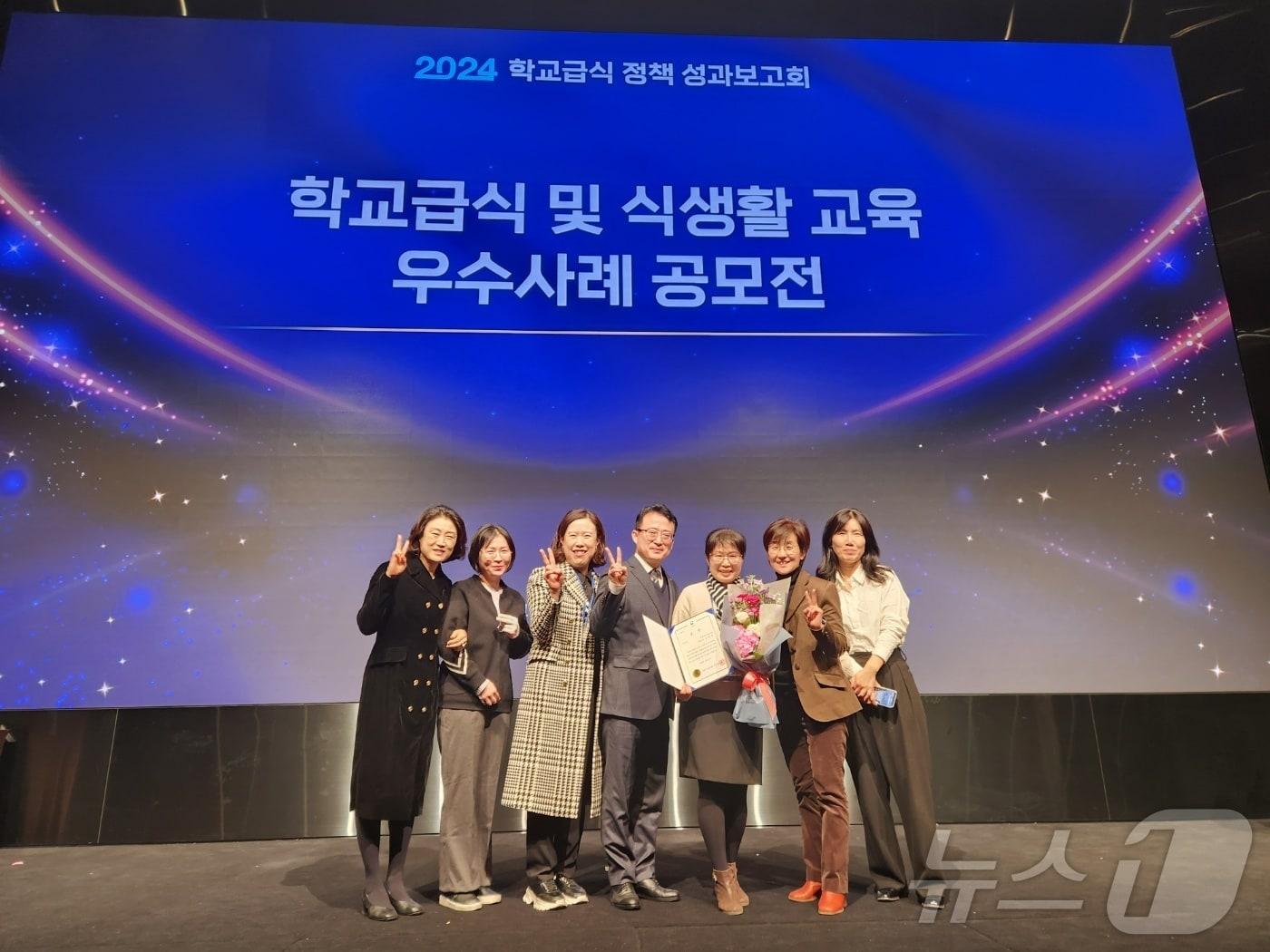 본문 이미지 - 성민경 대전과학고 영양교사(오른쪽 세번째) 등이 교육부 학교급식 우수사례 공모전에서 '우수상' 수상 후 기념촬영을 하고 있다.(대전교육청 제공)/뉴스1