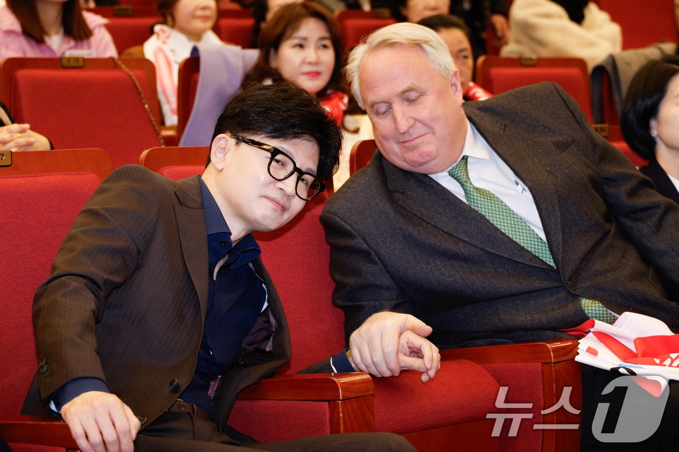 한동훈 국민의힘 대표&#40;왼쪽&#41;와 인요한 최고위원이 지난해 12월 3일 서울 여의도 국회도서관에서 열린 서울여성정치아카데미 1기 개강식에서 대화하고 있다. 2024.12.3/뉴스1 ⓒ News1 안은나 기자