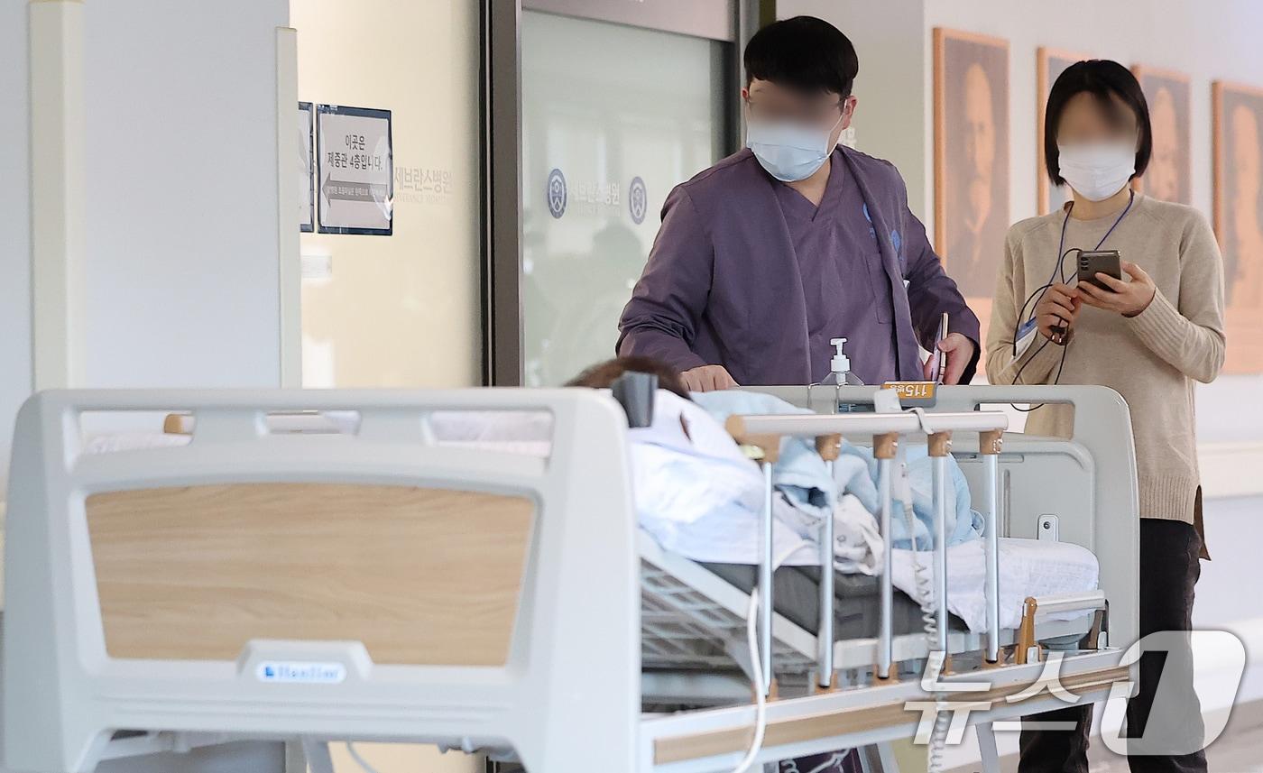 본문 이미지 - 3일 오후 서울의 한 대학병원에서 의료진들이 환자 상태를 체크하고 있다. (사진은 기사 내용과 무관함) 2024.12.3 ⓒ 뉴스1 김진환 기자