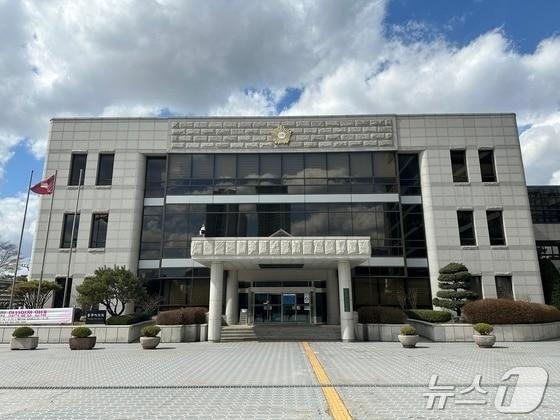 본문 이미지 -  충북 충주시의회가 2025년 업무추진비를 10% 자진 삭감한다고 밝혀 논란이 될 전망이다. 사진은 충주시의회 전경.(자료사진)/뉴스1
