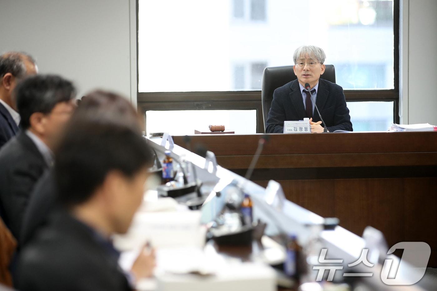 김광동 진실화해를위한과거사정리위원회(진실화해위) 위원장이 3일 오후 서울 중구 진실화해위에서 열린 제92차 위원회를 주재하고 있다. 2024.12.3/뉴스1 ⓒ News1 이승배 기자