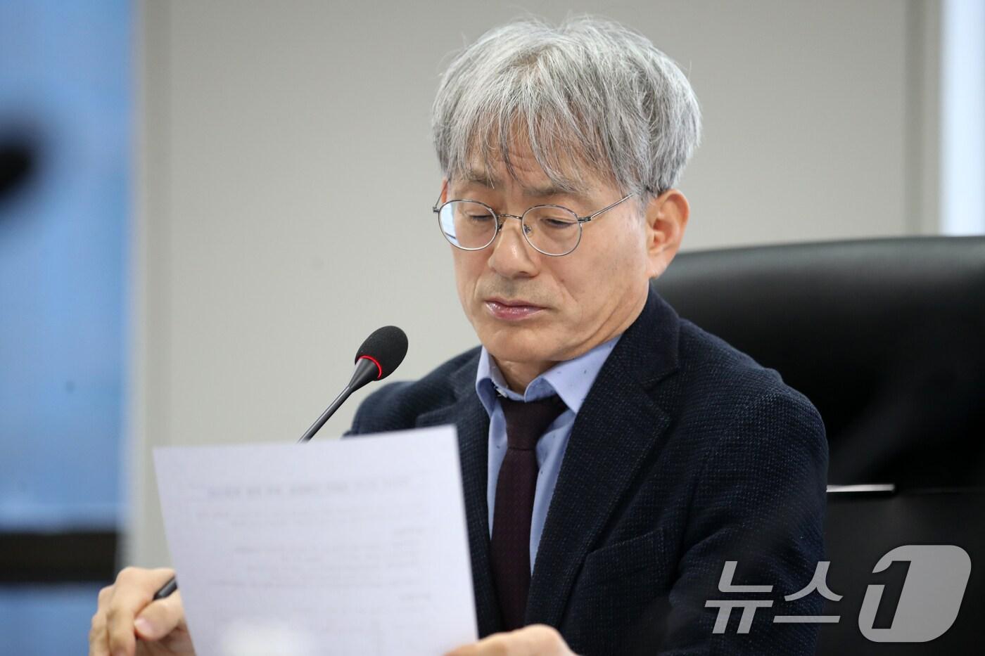 본문 이미지 - 김광동 진실화해를위한과거사정리위원회(진실화해위) 위원장이 3일 오후 서울 중구 진실화해위에서 열린 제92차 위원회에서 서류를 살펴보고 있다. 2024.12.3/뉴스1 ⓒ News1 이승배 기자