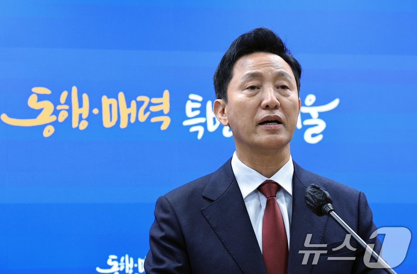 본문 이미지 - 오세훈 서울시장이 3일 오후 서울 중구 서울시청에서 명태균 여론조작 사기 사건 관련 긴급 기자회견을 하고 있다. 오 시장은 이날 명태균, 강혜경 씨를 비롯해 언론사들에 대해 고소장을 검찰에 제출할 계획이라고 밝혔다. 2024.12.3/뉴스1 ⓒ News1 박정호 기자