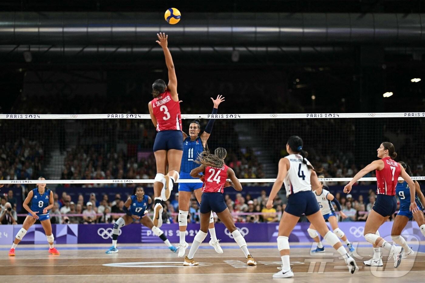 본문 이미지 - 8월11일(현지시간) 프랑스 파리 아레나 1에서 열린 2024 파리 올림픽 여자 배구 그메달 결정전에서 미국과 이탈리아가 붙고 있다. 사진은 기사 내용과 관계 없음. 24.08.11 ⓒ AFP=뉴스1 ⓒ News1 김예슬 기자