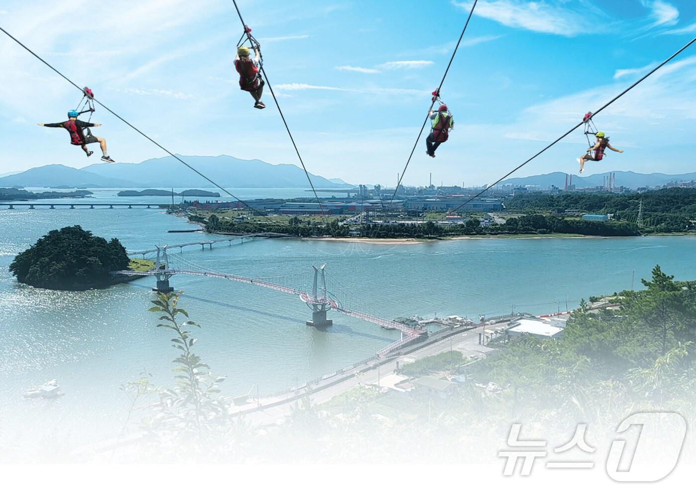 오는 11일부터 19일까지 광양 짚와이어 '섬진강 별빛 스카이' 특별이벤트를 진행한다(광양시 제공)2024.1.3/ 