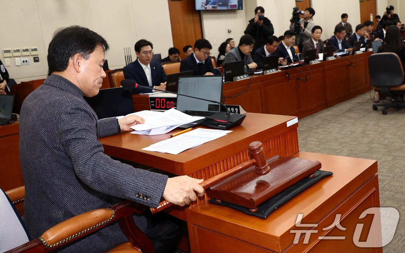 본문 이미지 - 윤한홍 정무위원장이 3일 오후 서울 여의도 국회에서 열린 정무위원회 전체회의에서 안건들을 가결시키고 있다. 2024.12.3/뉴스1 ⓒ News1 김민지 기자