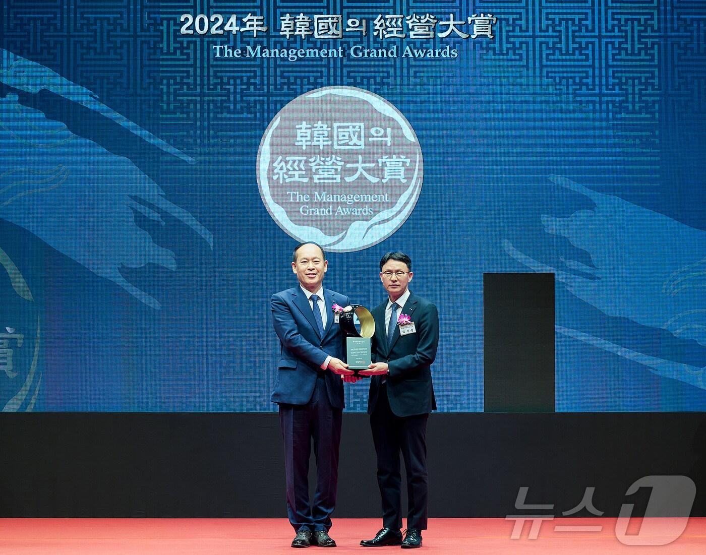 본문 이미지 - 3일 서울신라호텔에서 개최된 &#39;2024 한국의 경영대상&#39; 시상식에서 김서중 캠코 부사장&#40;오른쪽&#41;이 ESG경영 부문 대상을 수상하고 기념촬영을 하고 있다.&#40;한국자산관리공사 제공&#41;