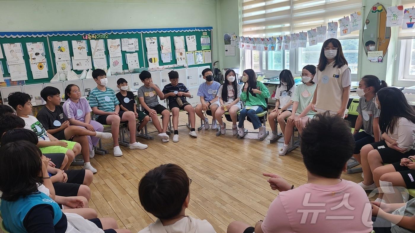대구교육청은 3일 2025학년도부터 전체 초등학교 5학년과 중학교 1학년을 대상으로 '마음학기제'를 전국 처음으로 시행한다고 밝혔다. 사진은 마음학기제에 참여하는 학생들. (대구교육청 제공)/뉴스1
