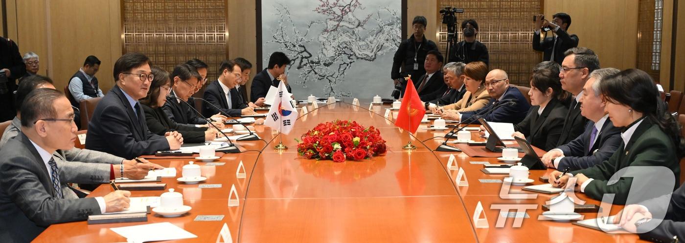 본문 이미지 - 우원식 국회의장과 사디르 자파로프 키르기즈공화국 대통령이 3일 오후 서울 여의도 국회에서 면담하고 있다. 2024.12.3/뉴스1 ⓒ News1 국회사진취재단