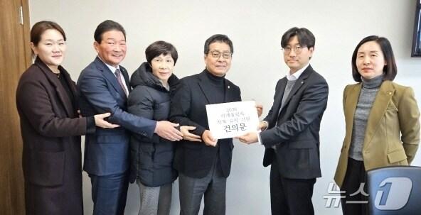 본문 이미지 - 전북특별자치도체육회가 3일 올림픽 전북 유치 기원 건의문을 대한체육회에 전달했다. 사진 왼쪽부터 박성현. 김병이. 정소영. 유인탁. 대한체육회 관계자.(전북체육회 제공)/뉴스1