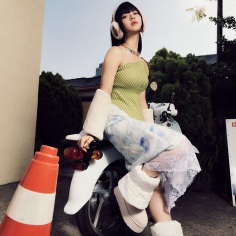 본문 이미지 - 어그의 판매가 급증하자 가품 유통도 대폭 늘어난 가운데 이는 리셀 플랫폼 솔드아웃과 크림의 &#39;제2차 가품 공방&#39; 논란으로 불거졌다.&#40;어그제공&#41;