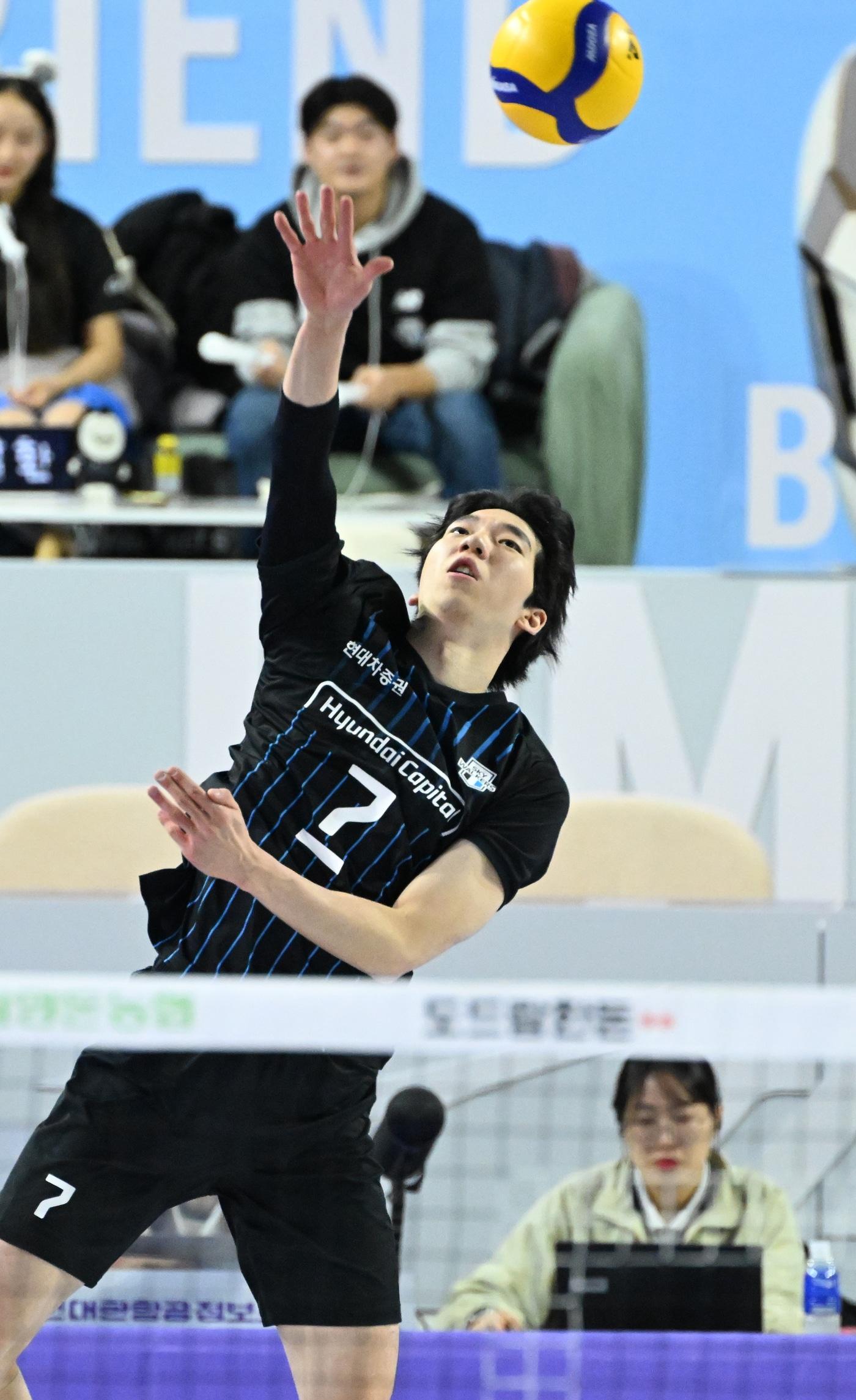 본문 이미지 - 현대캐피탈 허수봉이 3일 인천 계양체육관에서 열린 대한항공과의 경기에서 공격을 시도하고 있다. &#40;KOVO 제공&#41;