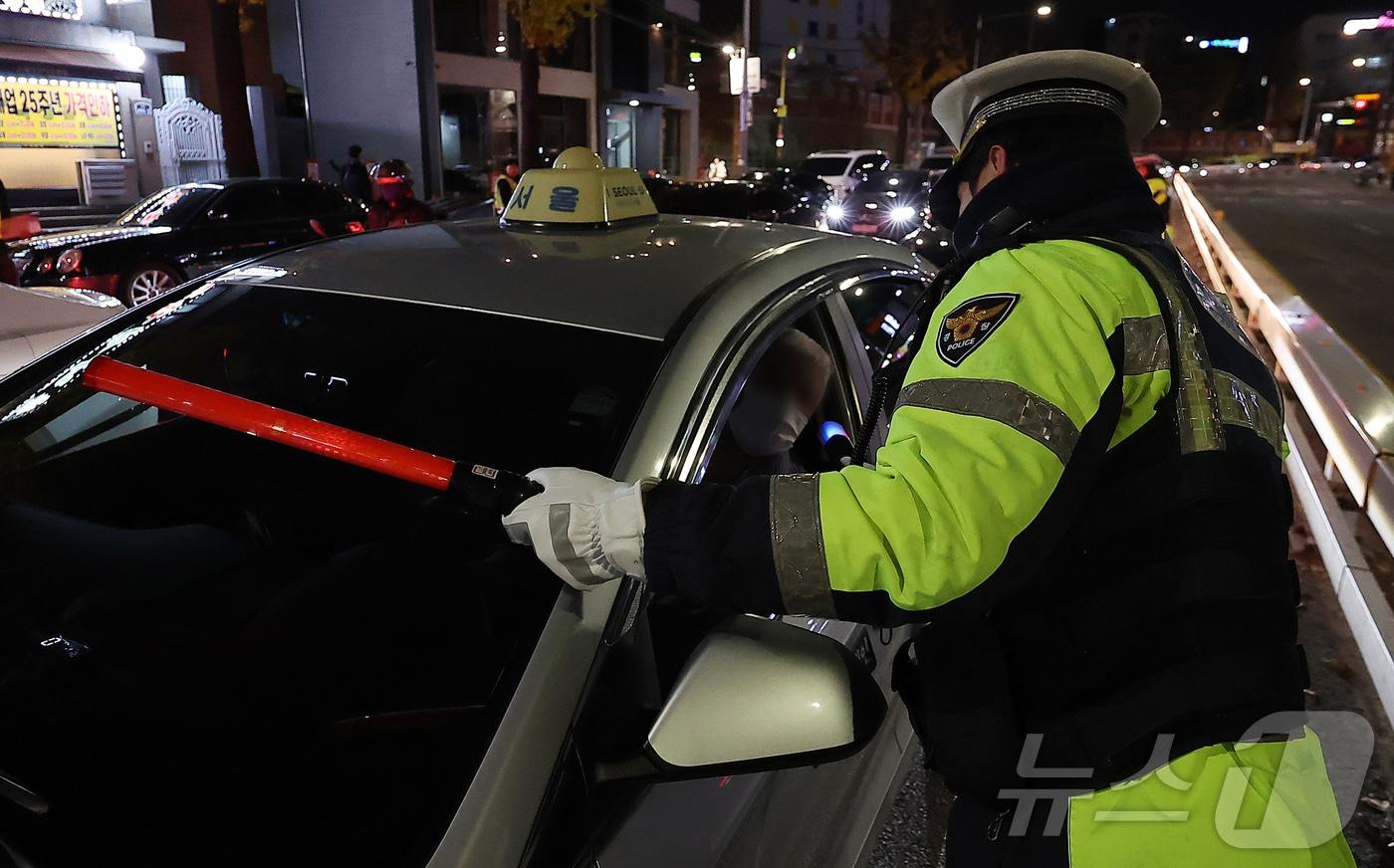 관악경찰서 교통안전계 경찰이 지난해 12월 3일  서울 관악구의 한 도로에서 연말연시 음주·약물운전 특별단속을 하고 있다. 2024.12.4/뉴스1 ⓒ News1 김진환 기자