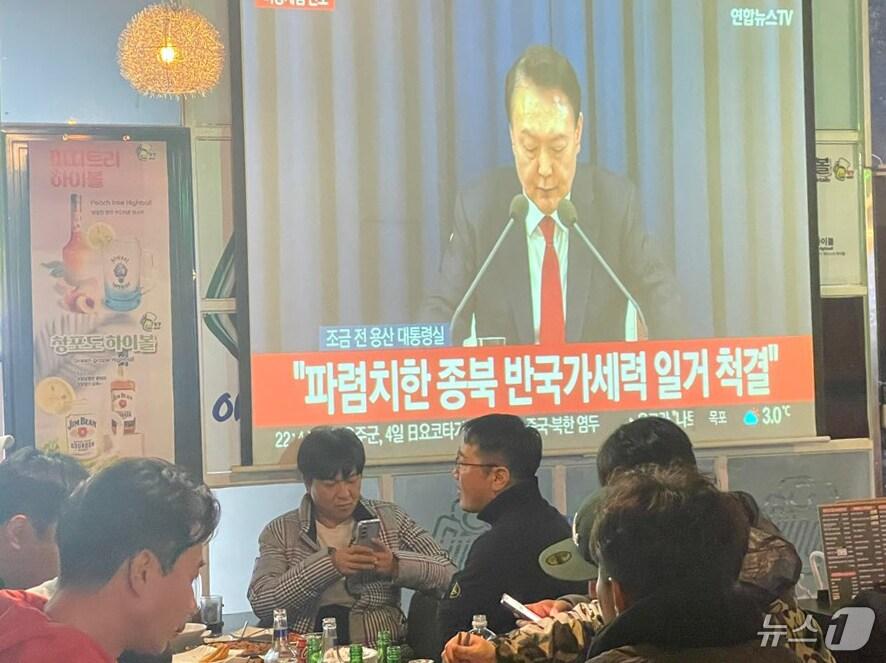 본문 이미지 - 윤석열 대통령이 3일 비상계엄 선포를 발표하자 광주 서구 한 상가에서 방송을 지켜보는 시민들이 놀라워 하며 지켜보고 있다. 2024.11.7/뉴스1 ⓒ News1 김태성 기자