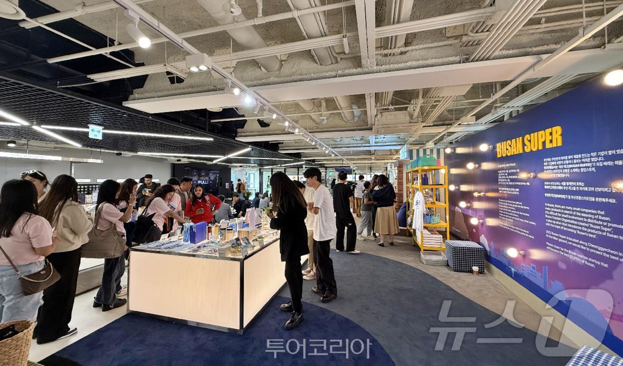 본문 이미지 - 부산관광기업지원센터 '부산슈퍼' 운영 현장(부산시청 제공)