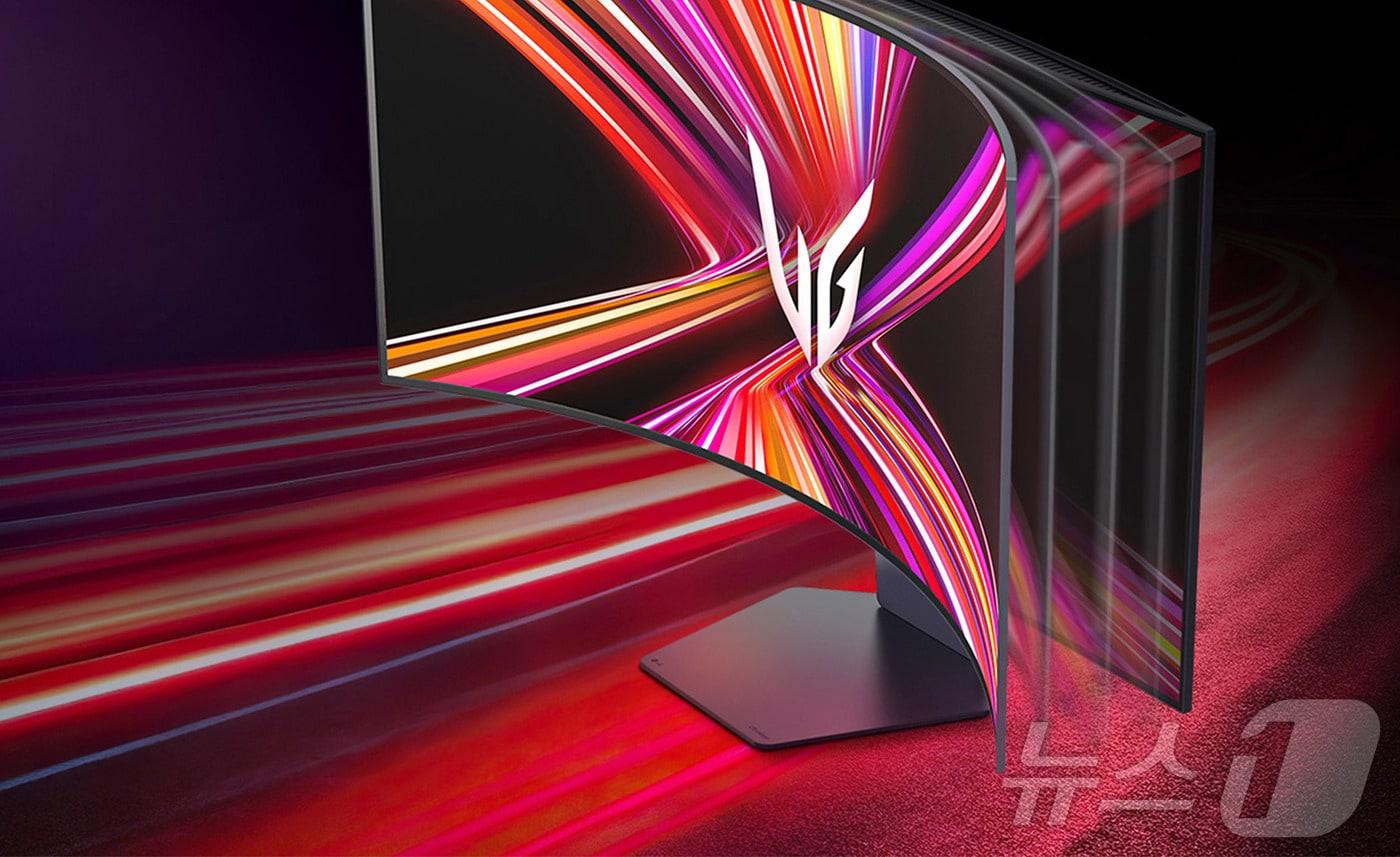 LG전자가 CES 2025에서 기존 4K를 넘어 5K2K(5120x2160) 해상도를 지원하는 최초의 OLED 게이밍 모니터 2종을 선보인다. 사진은 고객이 원할 때마다 화면을 구부렸다 펴는 벤더블 기능을 적용한 제품(모델명: 45GX990A)(LG전자 제공). ⓒ News1 박주평 기자