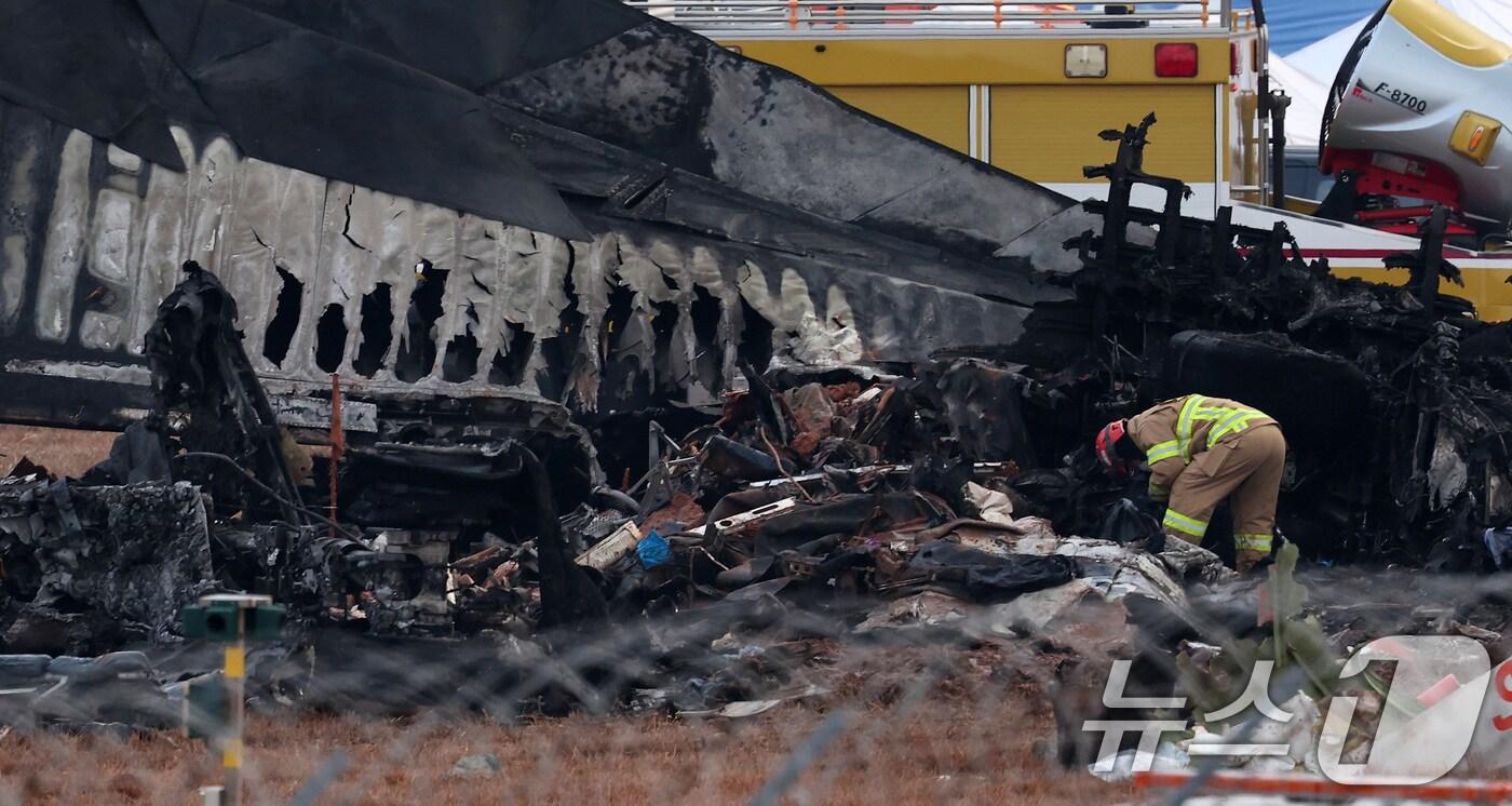 본문 이미지 - 30일 오전 전남 무안국제공항에서 소방대원들이 전날 발생한 제주항공 여객기 충돌 폭발 사고 잔해를 수색하고 있다. 2024.12.30/뉴스1 ⓒ News1 김성진 기자