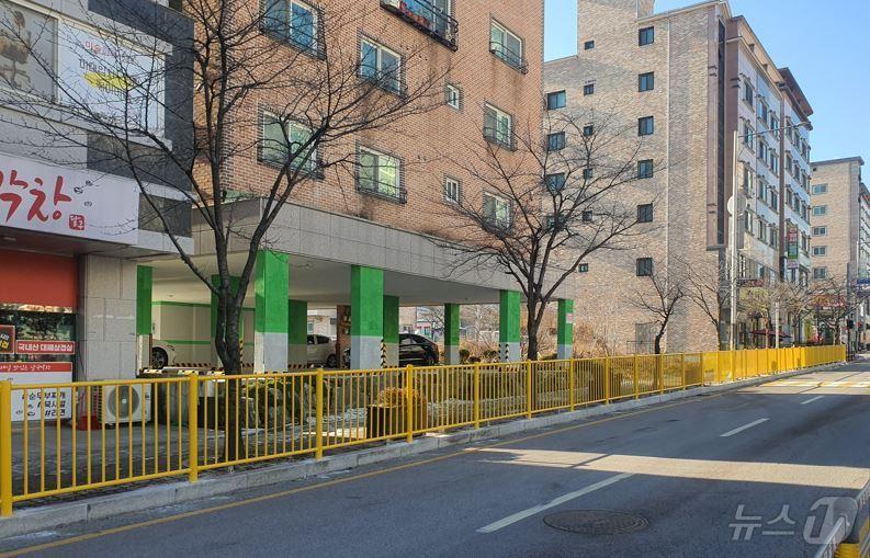 본문 이미지 -  30일 충북 충주시는 안전한 등하굣길 조성을 위해 어린이보호구역에 방호울타리를 추가 설치했다고 밝혔다. 사진은 대소원초 인근에 설치한 방호울타리.(충주시 제공)/뉴스1