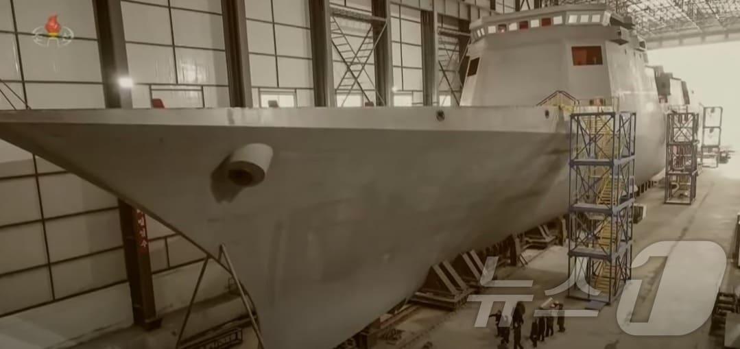 본문 이미지 - 북한 조선중앙TV는 지난 29일 '당 중앙위원회 제8기 제11차 전원회의 확대회의'에 관한 보도를 하면서 김정은 노동당 총비서가 새로 건조 중인 신형 함선을 시찰하는 사진을 보도했다.(조선중앙TV 갈무리)