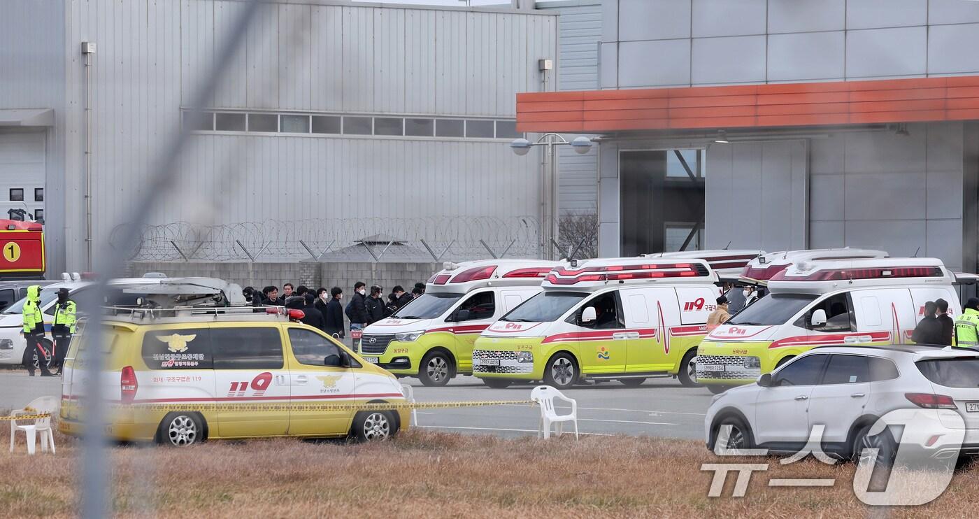 30일 제주항공 여객기 폭발사고 임시 영안안치소가 설치된 전남 무안국제공항에서 구급차들이 대기하고 있다. 2024.12.30/뉴스1 ⓒ News1 김성진 기자