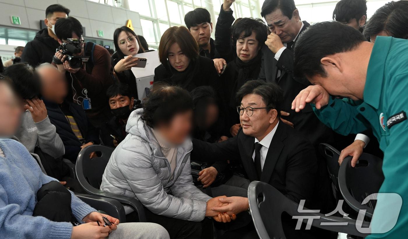 권성동 국민의힘 대표 권한대행 겸 원내대표가 30일 오전 전남 무안국제공항을 찾아 제주항공 여객기 사고 희생자 유가족을 위로하고 있다. (공동취재) 2024.12.30/뉴스1 ⓒ News1 김성진 기자