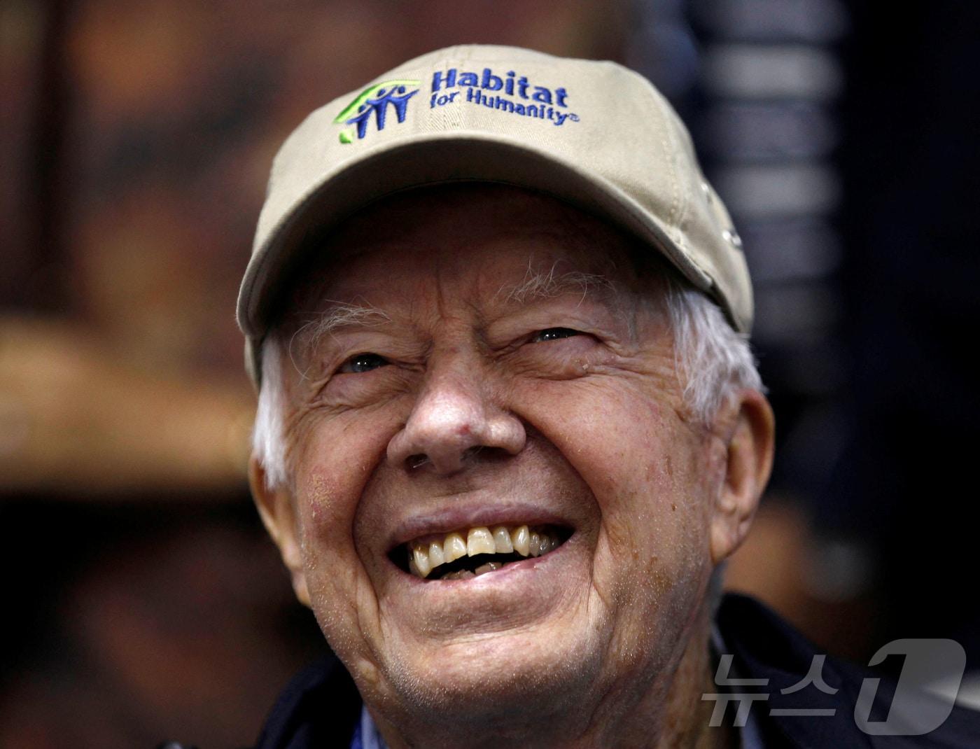 본문 이미지 - 제39대 미국 대통령을 지낸 지미 카터 전 대통령이 29일&#40;현지시간&#41; 향년 100세의 나이로 별세했다. 사진은 2010년 10월 4일 워싱턴 인근에서 해비타트&#40;무주택 가정 및 열악한 주거환경에 놓여있는 사람들의 주거문제 해결을 목적으로 설립된 봉사단체&#41; 행사에 참석한 모습. ⓒ 로이터=뉴스1 
