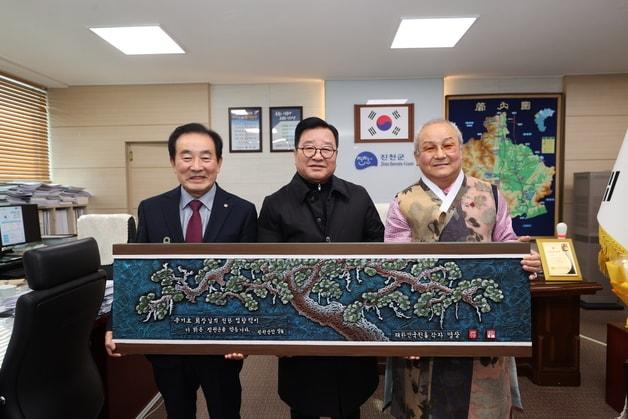 본문 이미지 - 충북 진천군이 30일 금성개발 송기호 회장을 초대해 주민 감사의 마음을 담아 서각 작품을 선물했다.&#40;진천군 제공&#41;/뉴스1