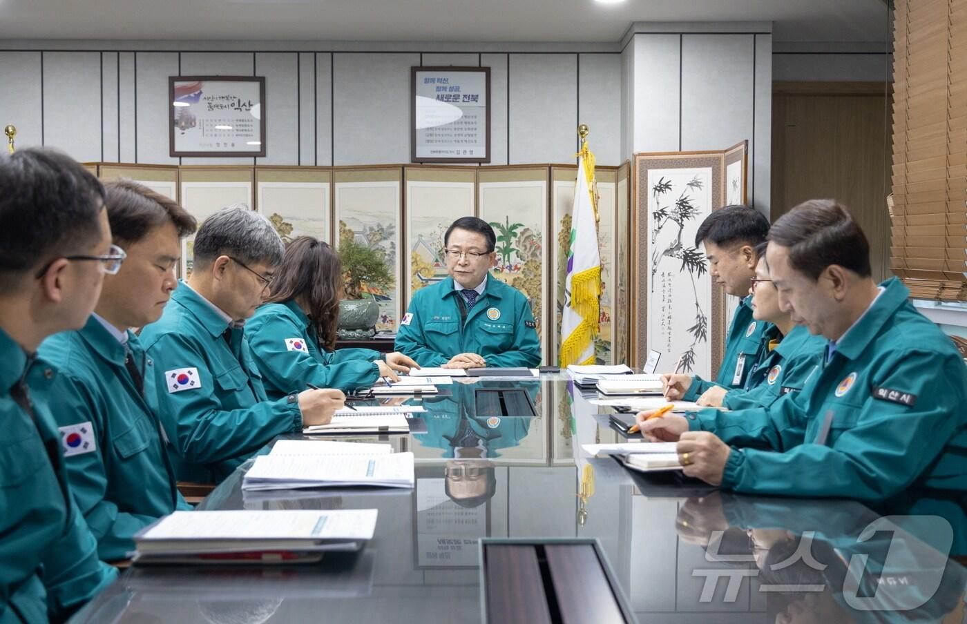 본문 이미지 - 30일 정헌율 전북 익산시장이 전날 전남 무안공항에서 발생한 여객기 참사와 관련 피해 유족 지원에 나서며 관련 부서와 회의를 하고 있다.(익산시 제공) 2024.12.30/뉴스1