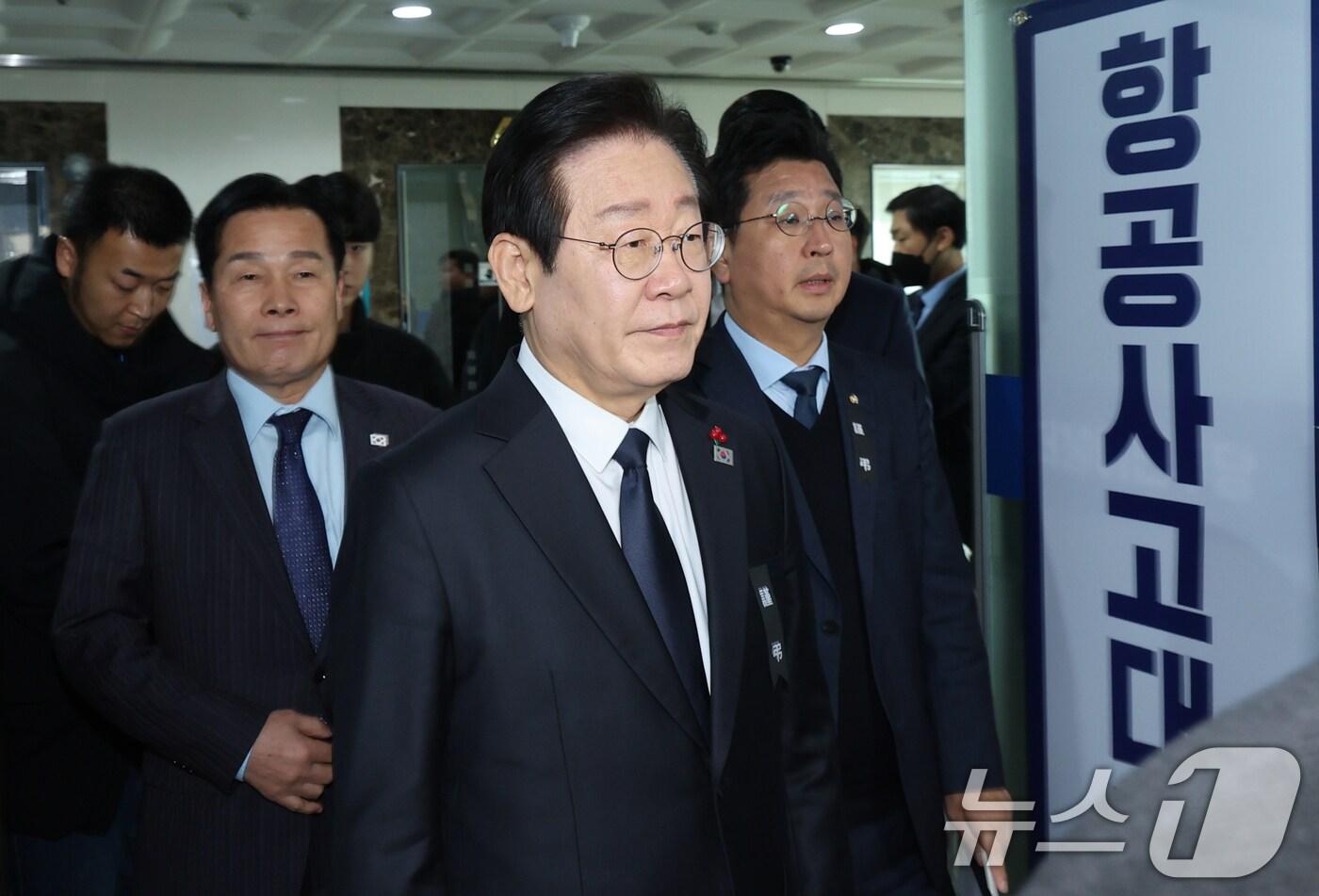 본문 이미지 - 30일 전남 무안 더불어민주당 전남도당 대회의실에서 열린 현장 최고위원회의 및 항공사고대책위원회 긴급 연석회의에서 이재명 대표가 입장하고 있다.2024.12.30/뉴스1 ⓒ News1 김태성 기자