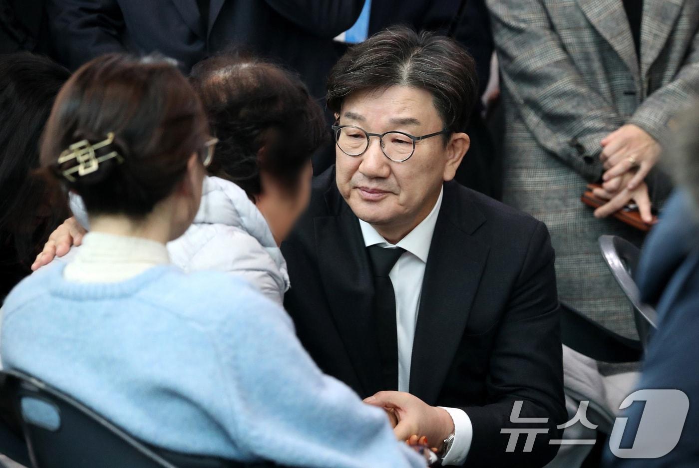 본문 이미지 - 권성동 국민의힘 대표 권한대행 겸 원내대표가 30일 오전 전남 무안국제공항을 찾아 제주항공 여객기 사고 희생자 유가족을 위로하고 있다. (공동취재) 2024.12.30/뉴스1 ⓒ News1 김성진 기자