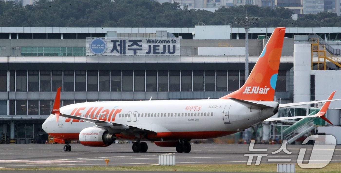 무안국제공항 제주항공 참사 이틀째인 30일 오전 제주국제공항 계류장에서 제주항공 여객기가 이동하고 있다. 2024.12.30/뉴스1 ⓒ News1 오현지 기자