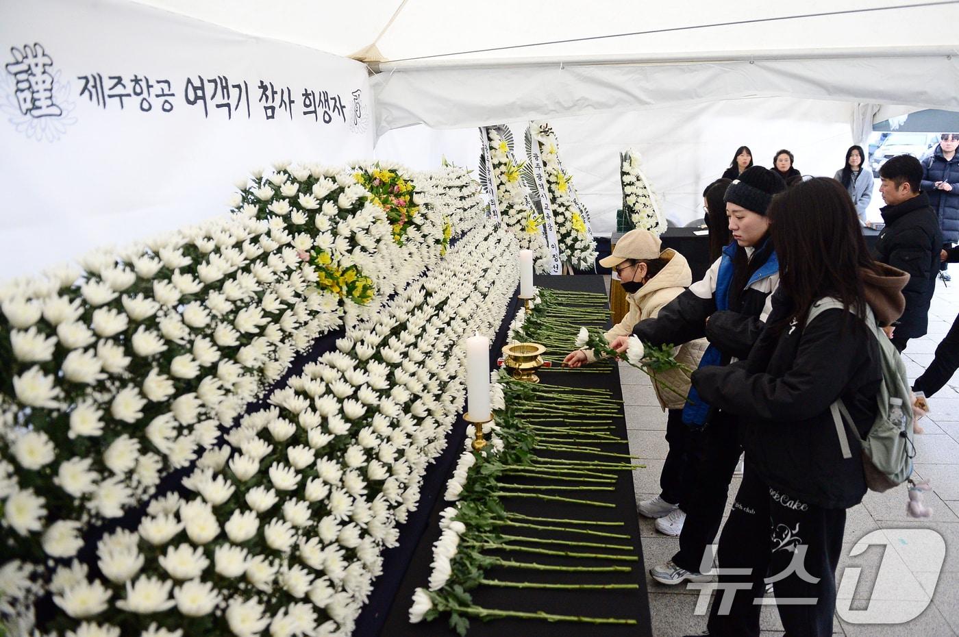 본문 이미지 - 30일 오전 광주 동구 5·18민주광장에 설치된 제주항공 여객기 참사 희생자 합동분향소에 시민들의 발걸음이 이어지고 있다. 2024.12.30/뉴스1 ⓒ News1 이승현 기자