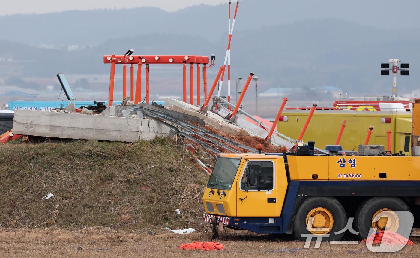 30일 오전 전남 무안국제공항에 콘크리트 재질 방위각 시설이 전날 제주항공 여객기와의 충돌 여파로 파손돼 있다. 국토교통부는 제주항공 여객기 사고의 피해 규모를 키운 것으로 지적되는 활주로 인근의 콘크리트 재질 둔덕과 관련해 "다른 국내 공항에도 설치된 것＂이라고 설명했다. 2024.12.30/뉴스1 ⓒ News1 김성진 기자