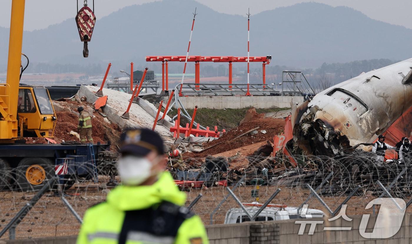 본문 이미지 - 지난 2024년 12월 30일 당시 전남 무안국제공항에 콘크리트 재질 방위각 시설이 전날 제주항공 여객기와의 충돌 여파로 파손돼 있다. 2024.12.30 ⓒ 뉴스1 김성진 기자