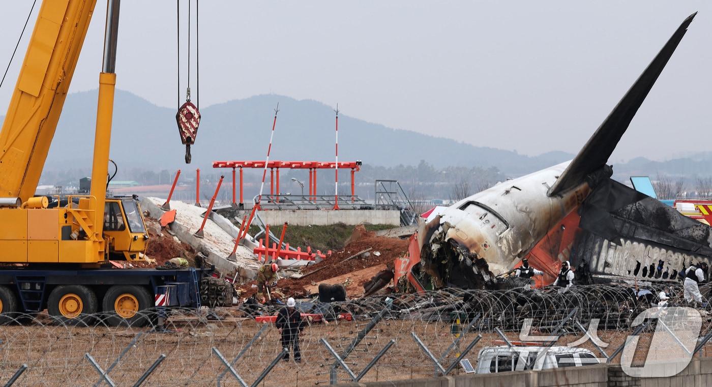 무안국제공항 활주로 인근 방위각 시설과 충돌해 파손된 제주항공 여객기. 사고 당시 모습. &#40;자료사진&#41;/뉴스1 ⓒ News1 김성진 기자