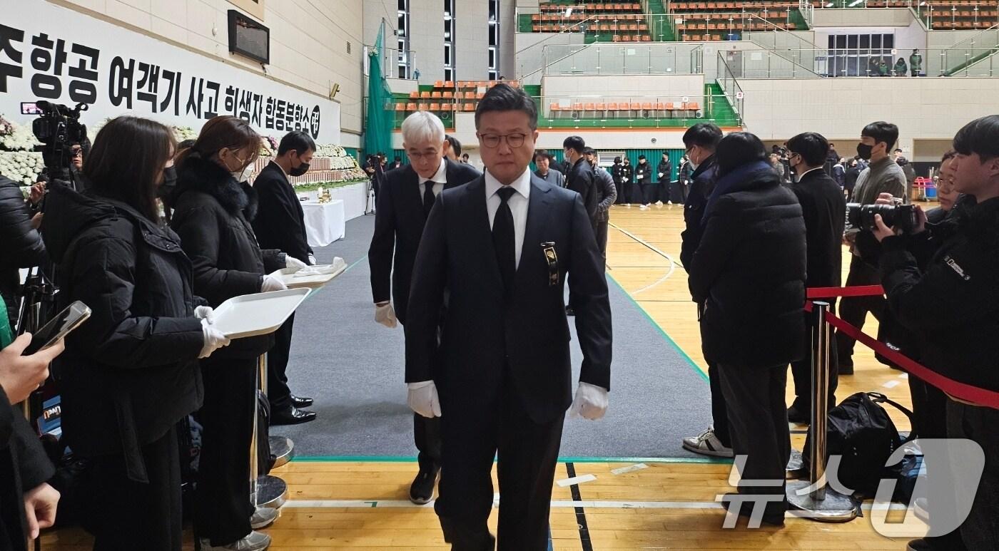 고준 AK홀딩스 대표이사(앞)와 채형석 애경그룹 총괄부회장(뒤) 등 제주항공 여객기 참사 관련자들이 30일 전남 무안에 마련된 희생자 합동분향소를 찾아 조문한 뒤 나가고 있다. 2024.12.30/뉴스1 ⓒ News1 이수민 기자