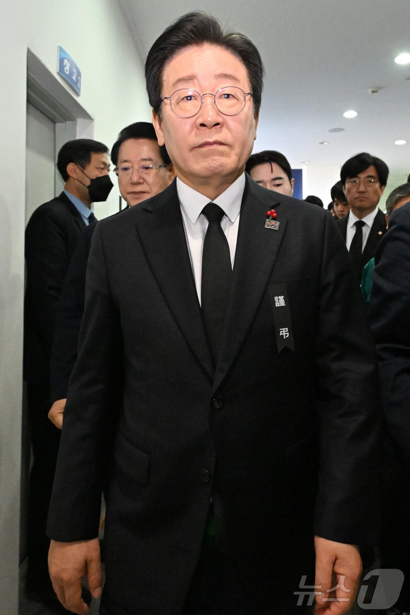 본문 이미지 - 이재명 더불어민주당 대표가 30일 전남 무안군 무안종합스포츠파크에 마련된 제주항공 여객기 사고 희생자 합동분향소를 찾아 헌화·묵념을 마치고 이동하고 있다. (공동취재) 2024.12.30/뉴스1 ⓒ News1 김민지 기자