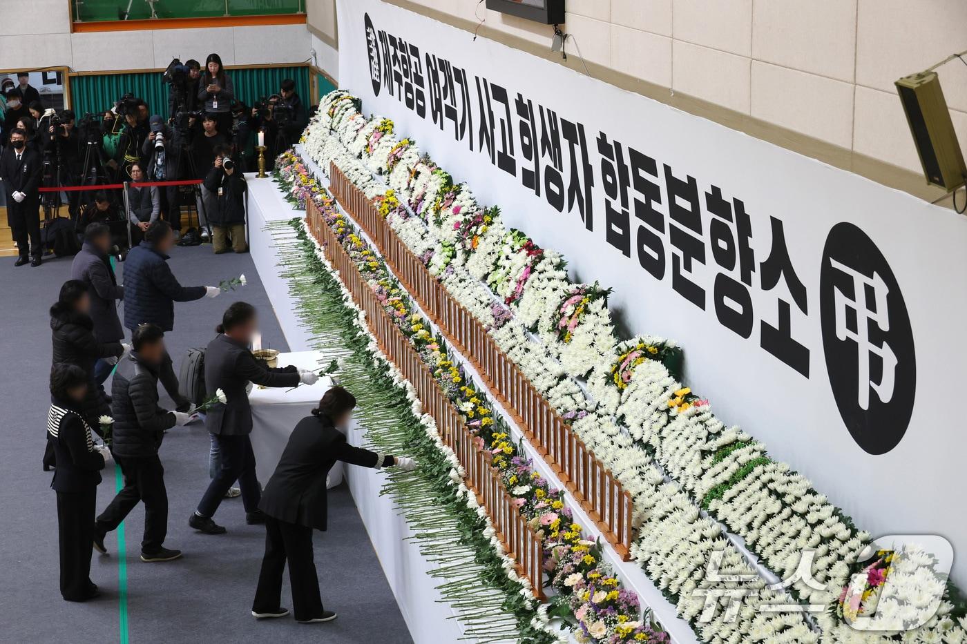 30일 전남 무안군 무안종합스포츠파크에 마련된 제주항공 여객기 사고 희생자 합동분향소에서 조문객들이 희생자들을 위해 기도하고 있다. (공동취재) 2024.12.30/뉴스1 ⓒ News1 김민지 기자