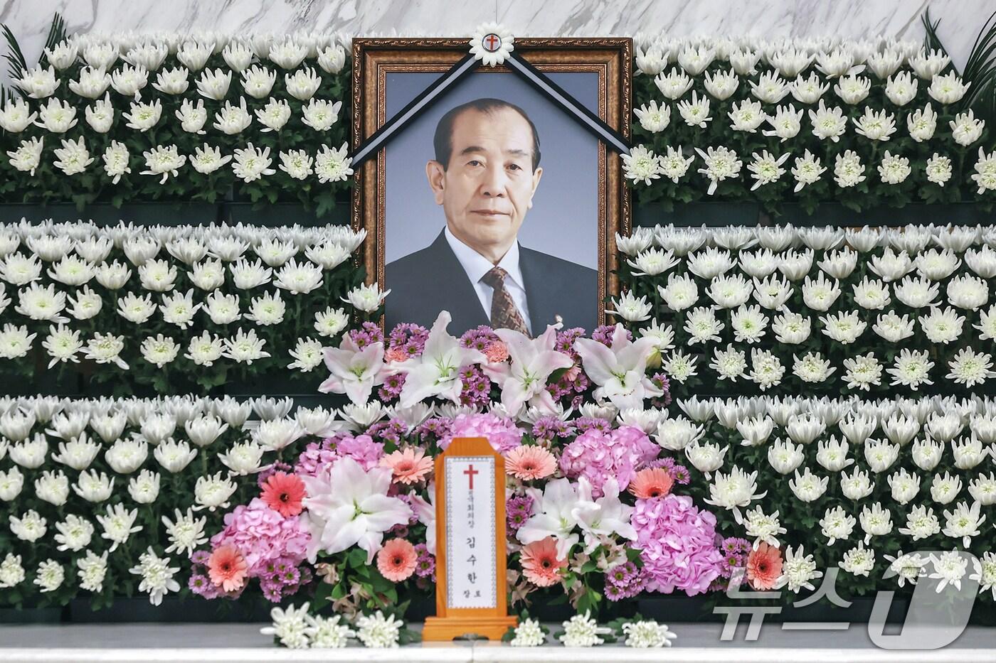 30일 오후 서울 서대문구 세브란스병원 장례식장에 故 김수한 전 국회의장의 빈소가 마련돼 있다. 김수한 전 국회의장이 이날 오전 별세했다. 향년 96세. 15대 전반기 국회의장을 역임한 김 전 의장은 6선 의원으로, 1928년 대구에서 태어나 대구고와 영남대 법학과를 졸업했다. 2024.12.30/뉴스1 ⓒ News1 민경석 기자
