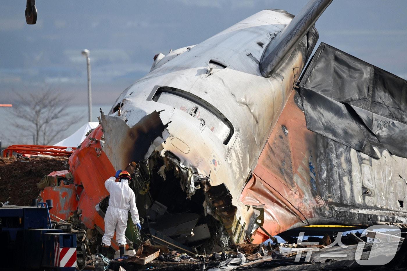 30일 오전 전남 무안국제공항에서 소방대원들이 전날 발생한 제주항공 여객기 충돌 폭발 사고 잔해를 수색하고 있다. (공동취재) 2024.12.30/뉴스1 ⓒ News1 김성진 기자
