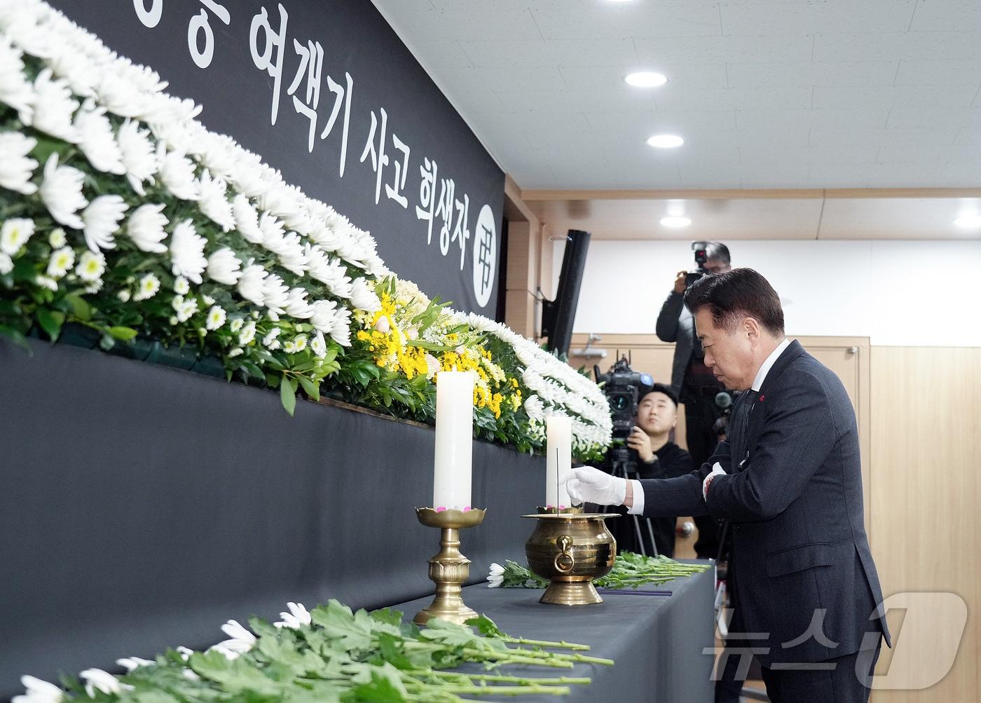 본문 이미지 - 오영훈 제주특별자치도지사가 30일 오후 제주특별자치도의회 의원회관 1층 대회의실에 마련된 '무안공항 제주항공 여객기 사고 희생자 합동분향소'에서 분향하고 있다.2024.12.30/뉴스1 ⓒ News1 오미란 기자