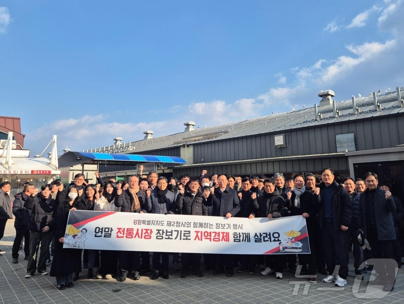 본문 이미지 - 강원도 글로벌본부는 30일 강릉 주문진 전통시장에서 장보기 행사를 실시했다.(강원도 제공) 2024.12.30/뉴스1