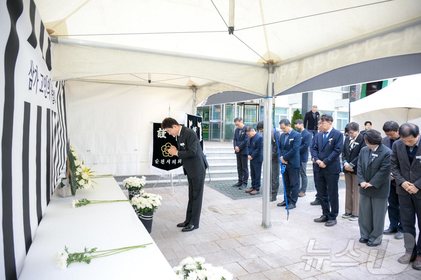 전남 순천시는 30일 시청 현관 앞에 무안 제주항공 참사 희생자 추모 공간을 마련하고 애도를 표하고 있다.(순천시 제공)2024.12.30/뉴스1