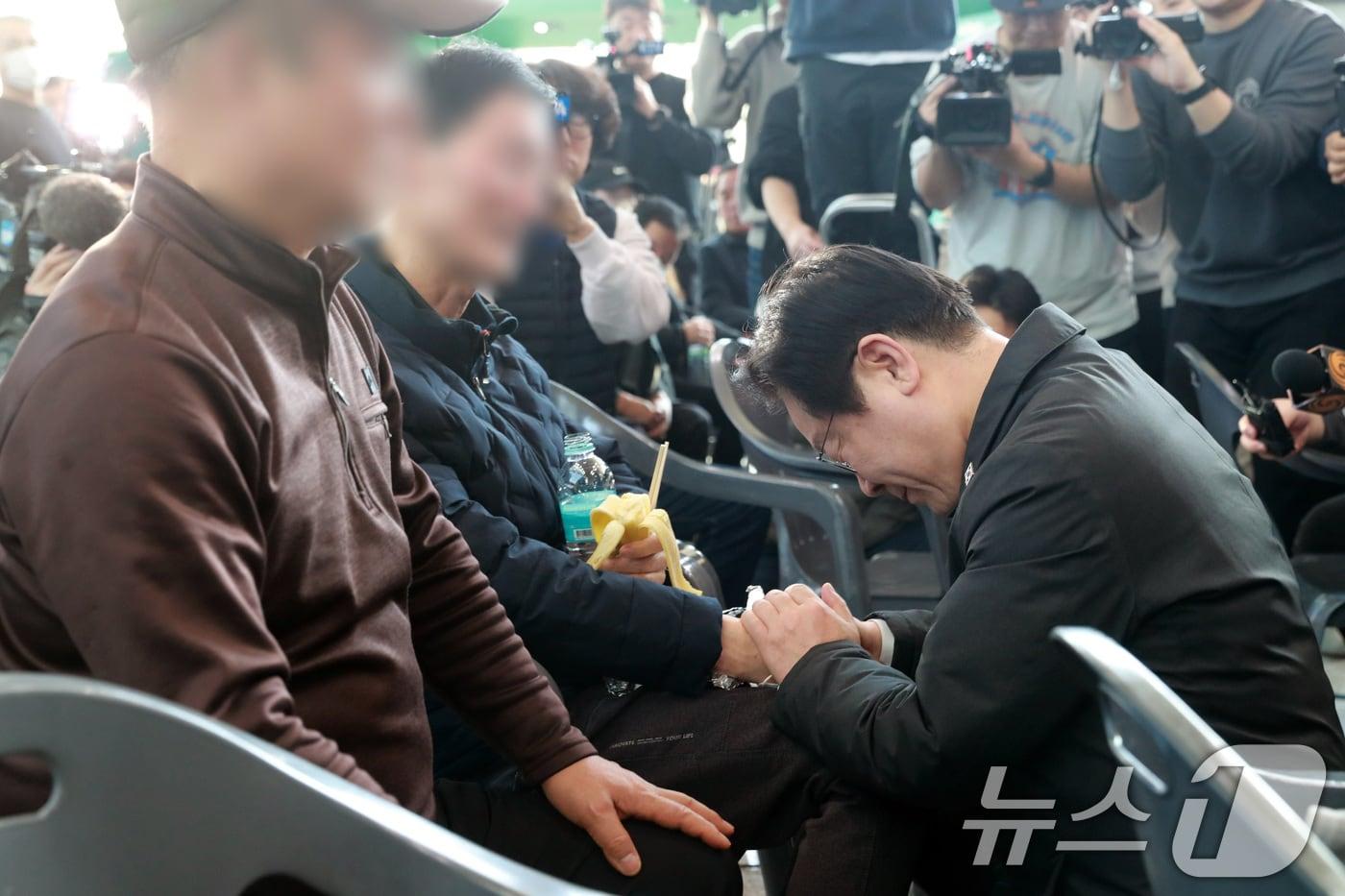 이재명 더불어민주당 대표가 30일 오후 전남 무안국제공항에서 제주항공 여객기 사고 희생자 유가족을 위로하고 있다. (공동취재) 2024.12.30/뉴스1 ⓒ News1 김성진 기자