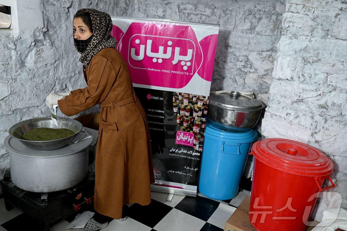 2024년 11월12일 한 아프가니스탄여성이 가내수공업을 하고 있는 카불의 집에서 건조 민트를 포장하고 있다. &lt;자료 사진&gt; ⓒ AFP=뉴스1